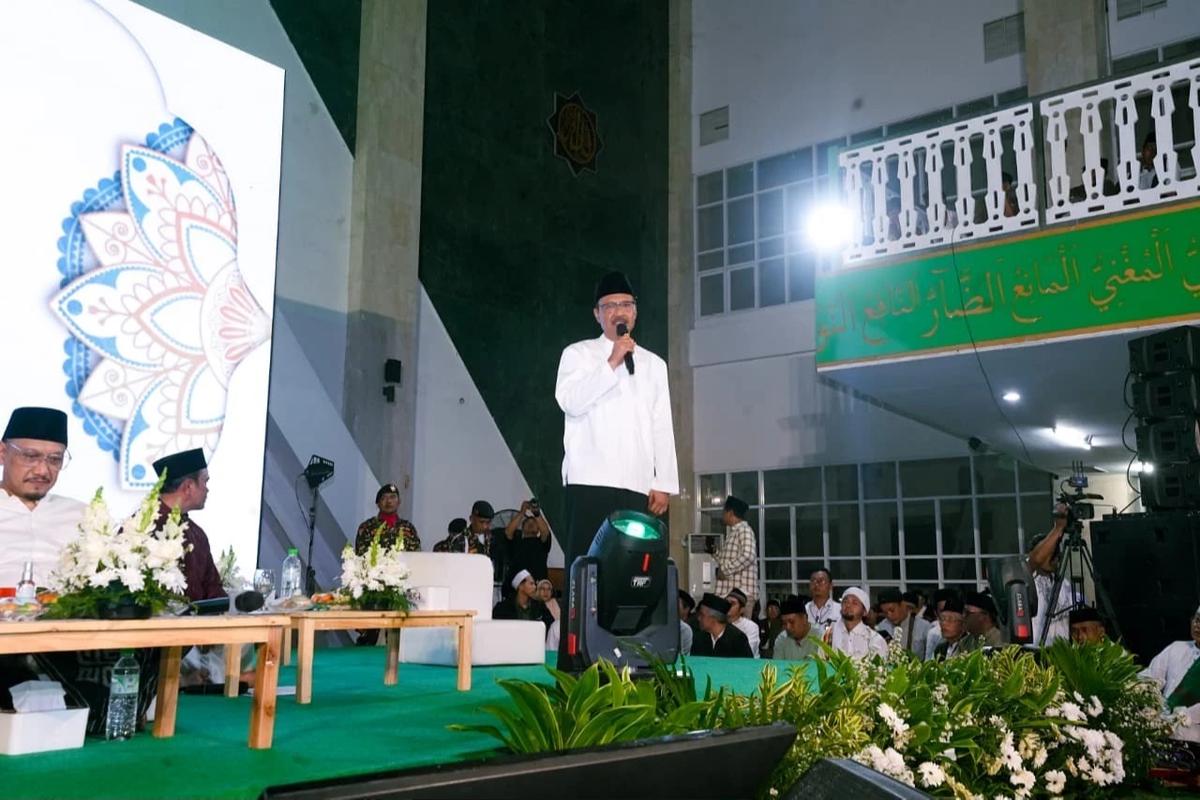 Gus Ipul saat doa bersama Satu NU, Satu Bangsa yang digelar di Masjid Raya KH Hasyim Asy’ari,