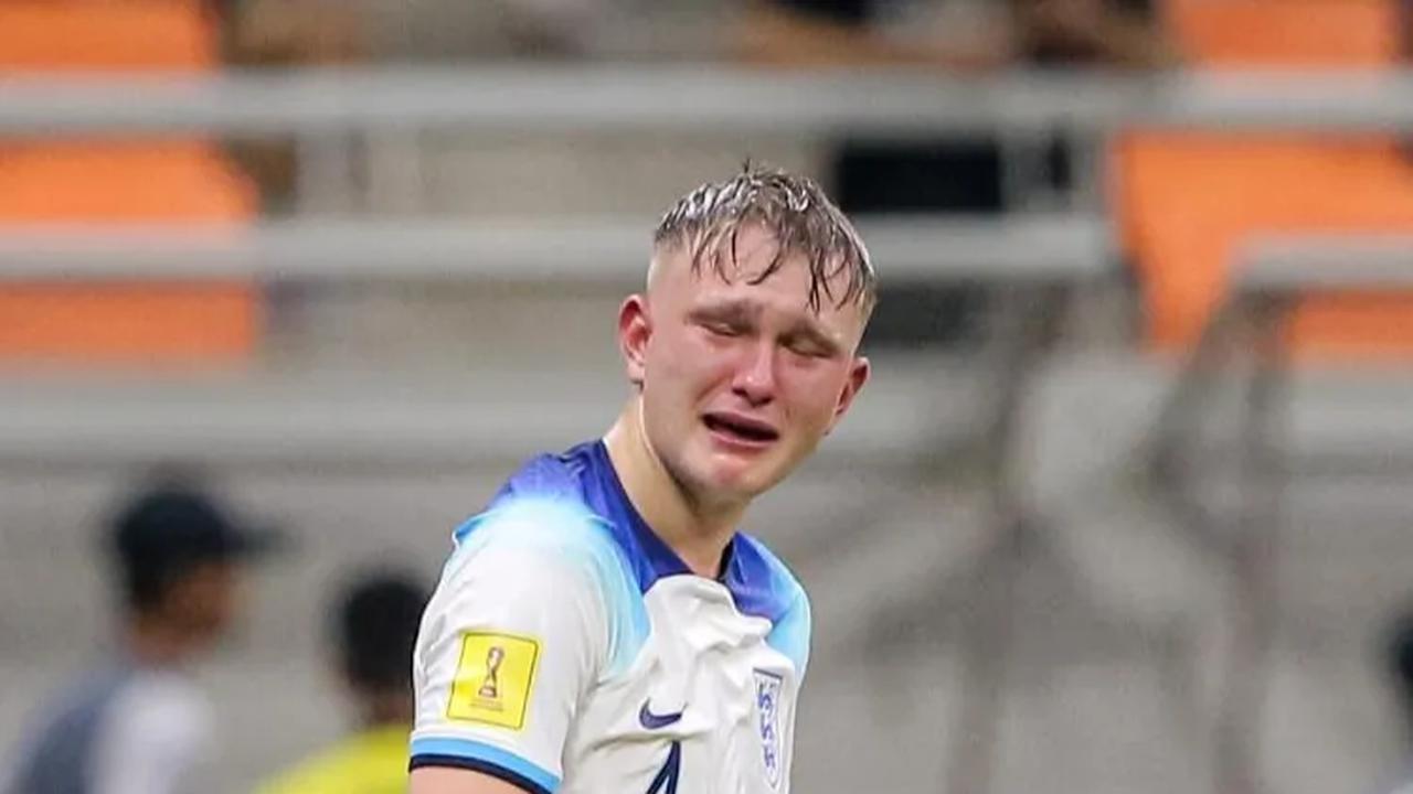 Kekalahan The Three Lions muda dari Uzbekistan U-17 membuat para pemainnya menangis kecewa. Berikut potret ekspresi kesedihan mereka yang tertangkap kamera.