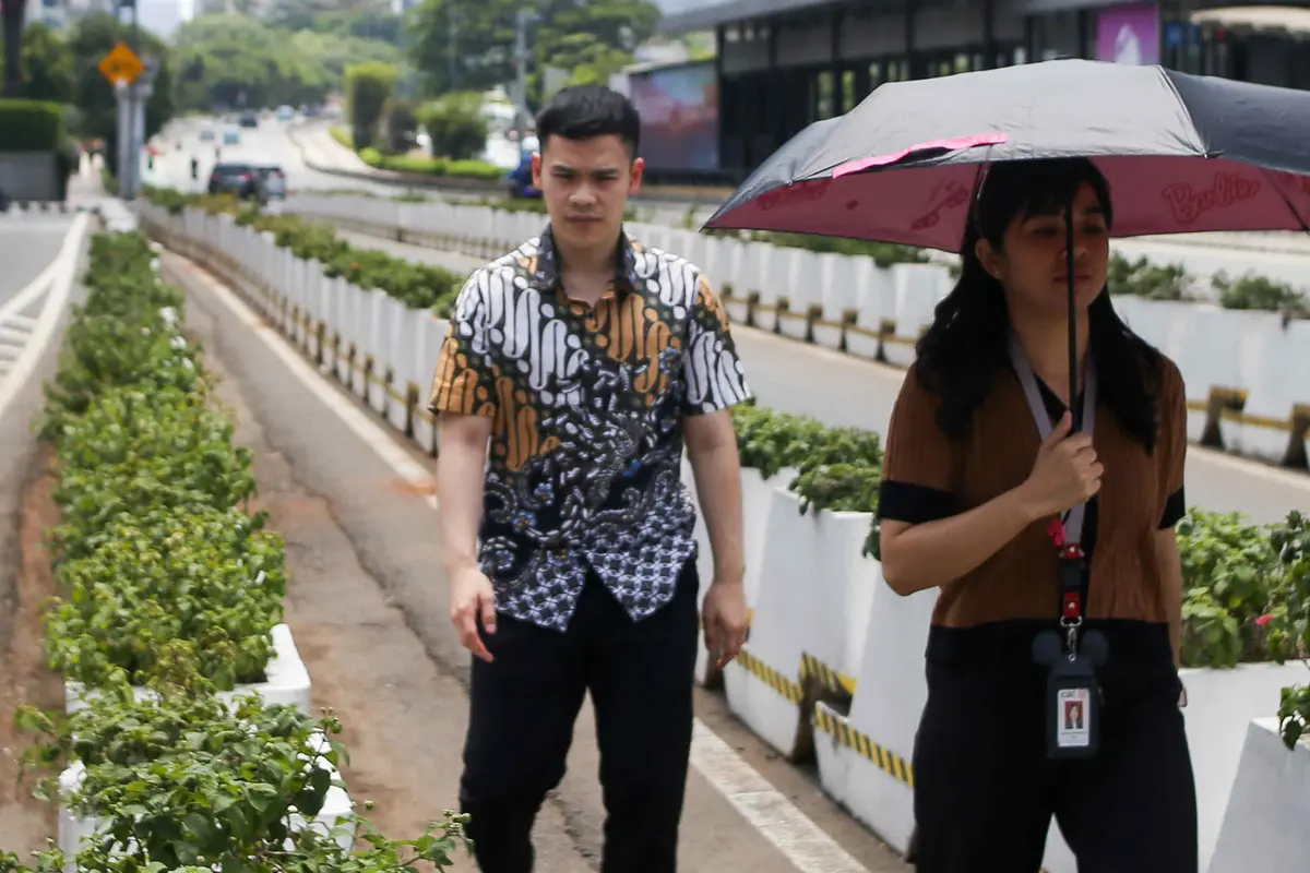 Cuaca panas kembali menyengat wilayah Jakarta dan sekitarnya