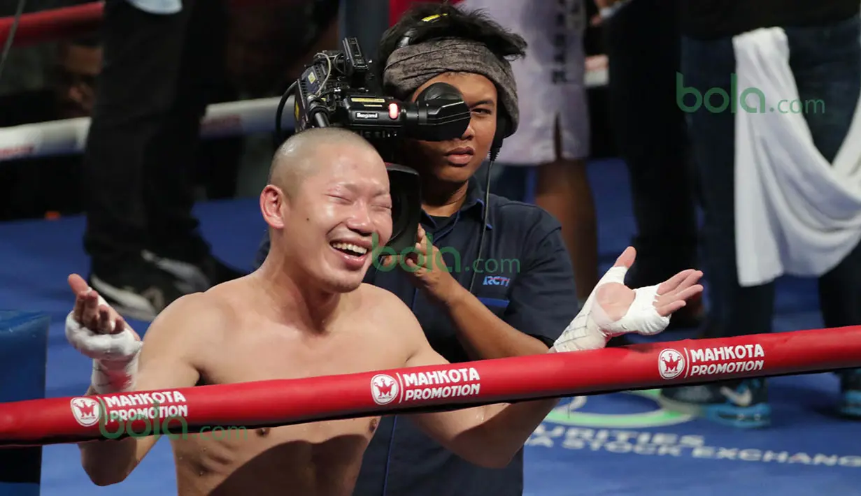 Yoshitaka Kato, tampak kecewa usai gagal meraih kemenangan  atas Daud Yordan. (Bola.com/Nicklas Hanoatubun)