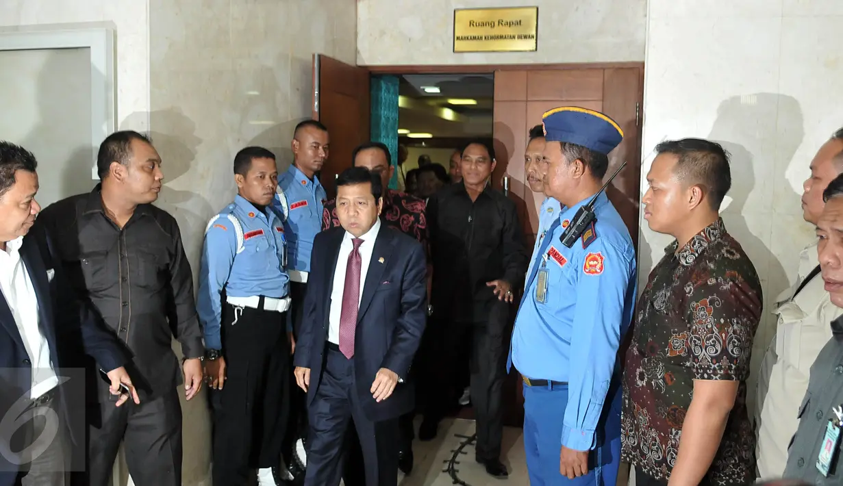 Ketua DPR, Setya Novanto keluar dari ruang sidang etik MKD, Jakarta, Senin (7/12/2015). Persidangan tersebut berjalan secara tertutup. (Liputan6.com/Johan Tallo