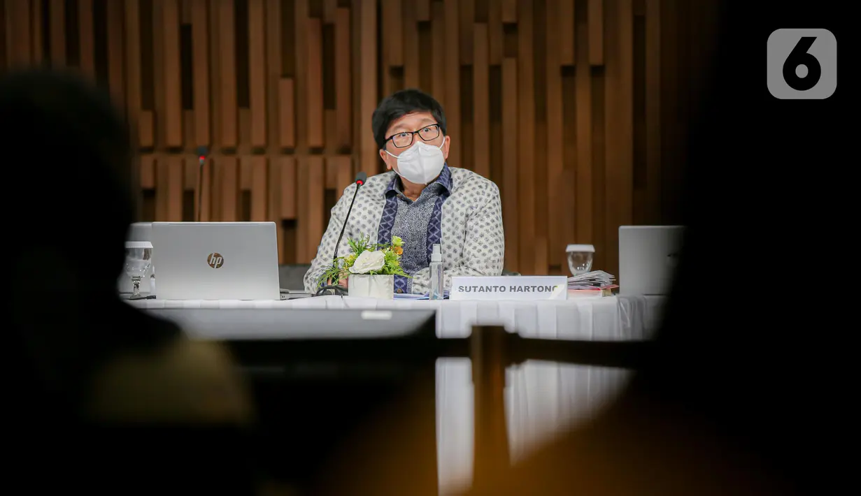 Wakil Direktur Utama EMTEK Sutanto Hartono dalam paparan publik EMTEK, di Jakarta, Rabu (29/6/2022). Rapat Umum Pemegang Saham Tahunan (RUPST) PT Elang Mahkota Teknologi Tbk. (EMTEK) memutuskan tidak membagikan dividen dari laba bersih 2021. (Liputan6.com/Faizal Fanani)