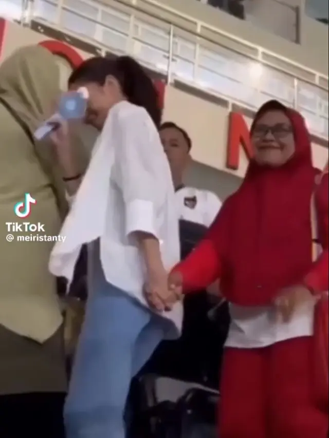 6 Momen Kedekatan Azizah Salsha dan Ibu Arhan, Anak Mertua yang Kompak