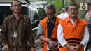 Kabid Jalan di Dinas PUPR Kabupaten Indramayu, Wempy Triyono dan Kadis PUPR Pemkab Indramayu, Omarsyah (kanan) tiba di Gedung KPK, Jakarta, Jumat (31/1/2020). Kedua tersangka diperiksa dalam kasus suap terkait pengaturan proyek di lingkungan Pemkab Indramayu Tahun 2019 (merdeka.com/Dwi Narwoko)
