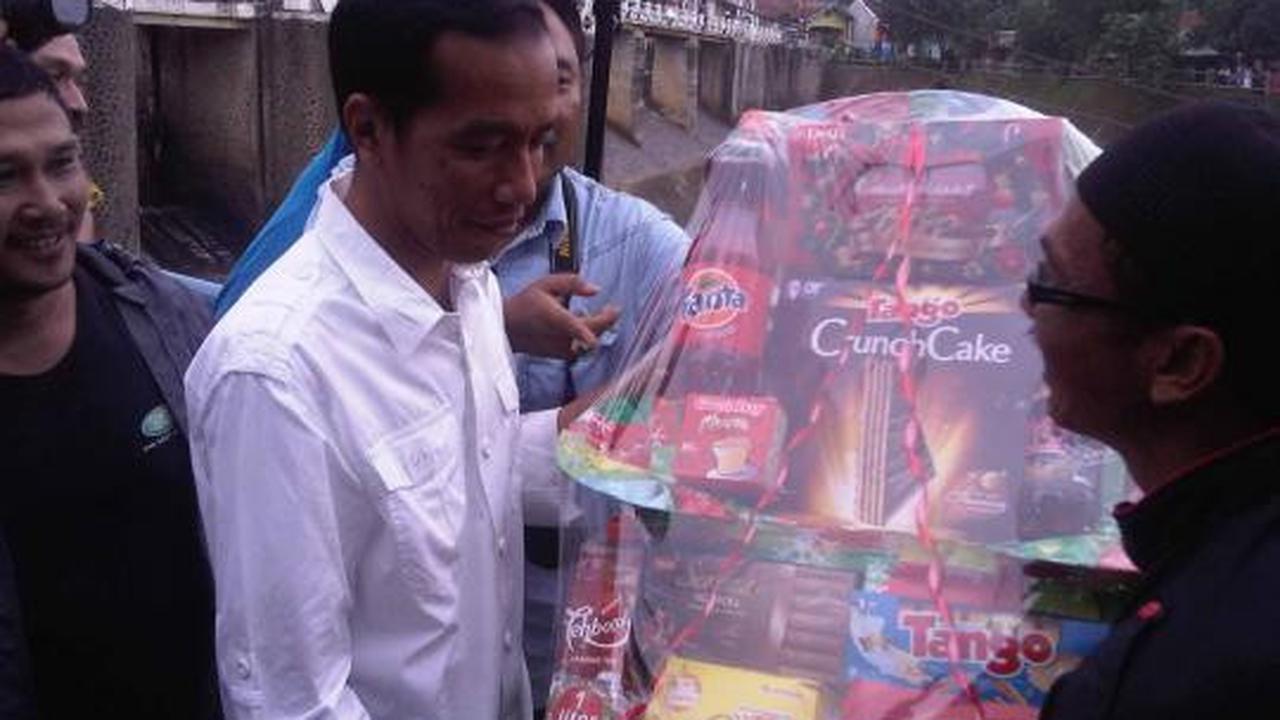 Gubernur DKI Jakarta Joko Widodo tinjau pintu air Katulampa