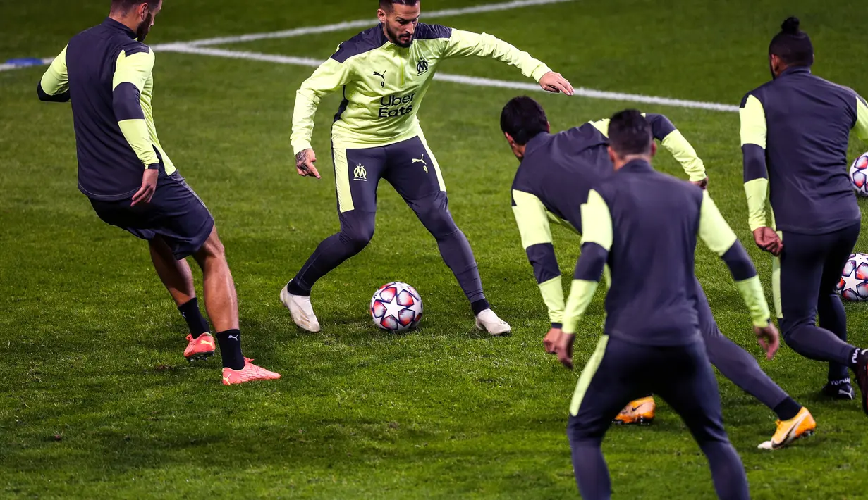 Penyerang Marseille, Dario Benedetto (kedua kiri) menggiring bola saat mengikuti latihan di stadion Dragao di Porto (2/11/2020). Marseille akan bertanding melawan Porto pada  Grup C Liga Champions di di Estadion Do Dragao, Portugal. (AFP/Carlos Costa)