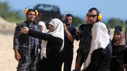 Sejumlah wanita Palestina mengikuti latihan menembak di Khan Younis di Jalur Gaza, Minggu (24/7). ). Pelatihan menembak tersebut dilatih langsung oleh anggota Perlindungan dan Keamanan Hamas. (REUTERS/ Ibraheem Abu Mustafa)