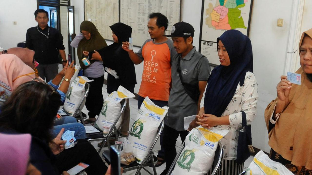 Dia mengatakan bansos ditujukan untuk masyarakat miskin yang dananya dari APBN dan disetujui pemerintah serta DPR.