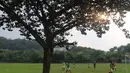 Pemain Indonesia U16 melakukan pemanasan jelang lawan Jepang U16 di Lapangan Padepokan Voli Indonesia, Sentul, Bogor. Selasa (15/4)