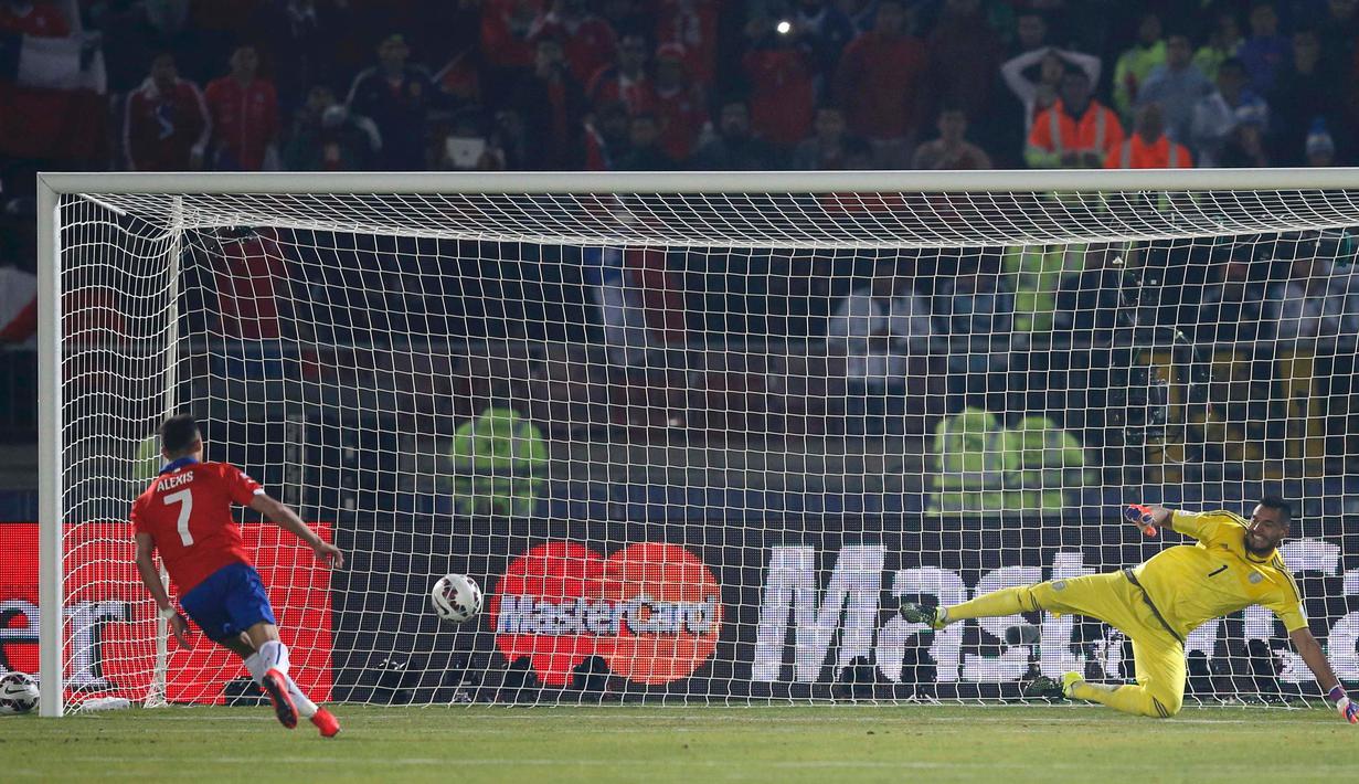 Kiper Argentina, Sergio Romero gagal mengahalau bola tendangan penalti, Alexis Sanchez di final Copa America 2015 di Stadion Nasional, Santiago, Chili, (4/7/2015). Chili menang lewat adu penalti atas Argentina dengan skor 4-1. (REUTERS/Ivan Alvarado)