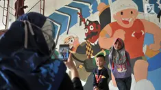Anak-anak berpose di depan mural Wajah Baru Jakarta di terowongan Jalan Kendal, Jakarta, Kamis (20/6/2019).  Mural tersebut dibuat dalam rangka menyambut HUT ke-492 DKI Jakarta sekaligus mempercantik lingkungan. (merdeka.com/Iqbal S. Nugroho)