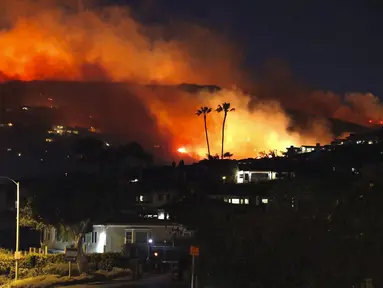 Kebakaran hutan terjadi di Emerald Bay Area dekat Pantai Laguna, California (10/2/2022). Kebakaran hutan yang dipicu oleh angin kencang Santa Ana meletus di perbukitan di pantai California Selatan Kamis pagi. (@dustyschuh via AP)