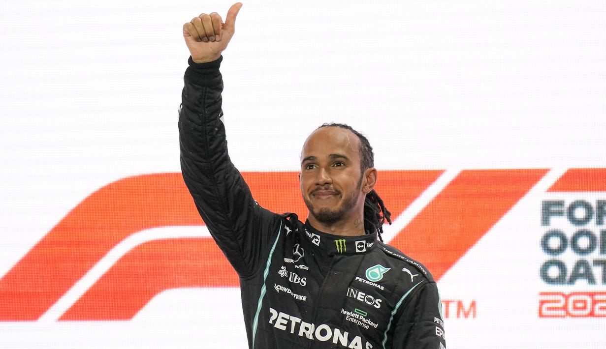 Lewis Hamilton mencatatkan dirinya sebagai pemenang di edisi pertama balapan F1 GP Qatar yang berlangsung di Sirkuit Losail, Qatar, Minggu (21/11/2021) malam WIB. Hasil tersebut membuat dirinya hanya terpaut 8 poin dari pimpinan klasemen, Max Verstappen. (AP/Darko Bandic)