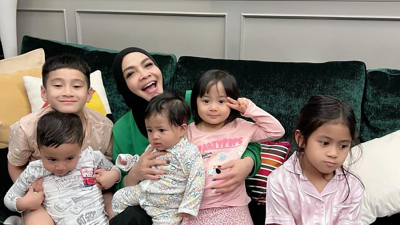 7 Potret Rieta Amilia Bareng Kelima Cucunya, Netizen Salfok Rafathar Jahil ke Rayanza