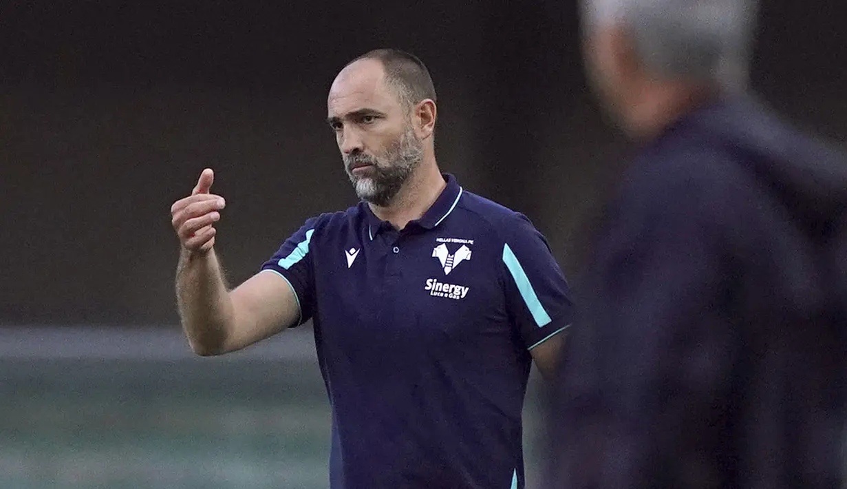 Kekalahan perdana AS Roma ini diduga akibat pelatih baru Hellas Verona, Igor Tudor. Perubahan pelatih inilah yang membuat taktik Hellas Verona menjadi tidak terduga. Namun, Hal tersebut dibantah oleh Mourinho. Ia meganggap AS Roma kalah intensitas. (LaPresse via AP/Spada)