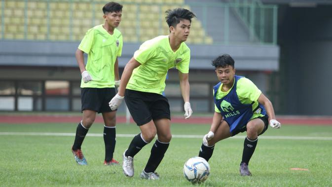Pemain timnas Indonesia U-16 mengikuti latihan di stadion Patriot, Bekasi Senin (6/7/2020) (Sumber: PSSI)
