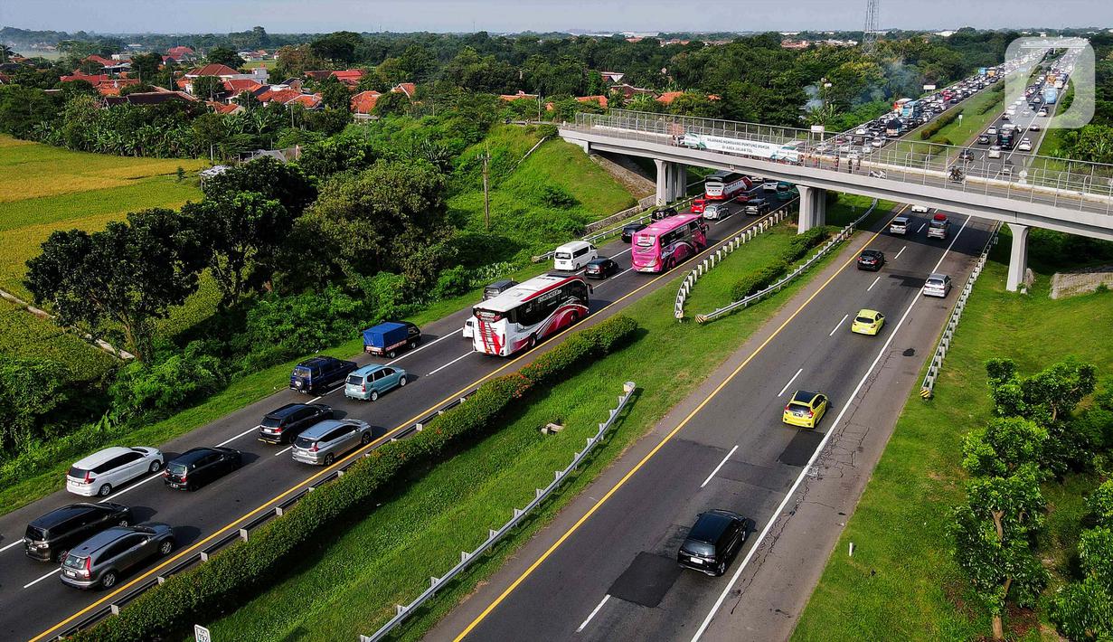 Pada H-3 Lebaran, arus mudik di tol Palikanci dari arah Jakarta menuju Jawa Tengah terpantau padat. (Liputan6.com/Herman Zakharia)