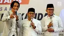 Ketua Umum PKB Muhaimin Iskandar (tengah) bersama Menteri Tenaga Kerja Hanif Dhakiri dan vokalis Setia band, Charly Van Houten menghadiri  Sholawat Anti Narkoba di Komplek Parlemen, Senayan, Jakarta, Selasa (6/3). (Liputan6.com/Johan Tallo)