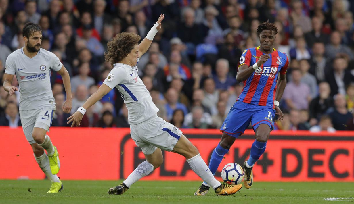 Bek Chelsea, David Luiz, berebut bola dengan striker Crystal Palace, Wilfried Zaha, pada laga Premier League di Stadion Selhurst Park, Sabtu (14/10/2017). Crystal Palace menang 2-1 atas Chelsea. (AP/Alastair Grant)