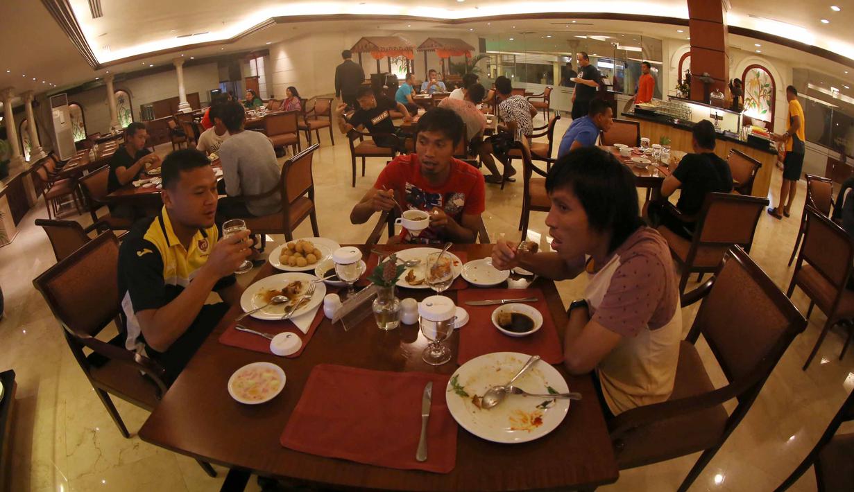 Para pemain Sriwijaya FC saat menikmati makan malam di Hotel Bidakara, Jakarta, Sabtu (17/10/2015). (Bola.com/Riskha Prasetya))