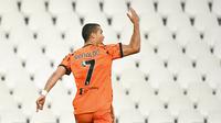 Striker Juventus, Cristiano Ronaldo, melakukan selebrasi usai mencetak gol ke gawang Spezia pada laga Liga Italia di Stadion Dino Manuzzi, Minggu (1/11/2020). Juventus menang dengan skor 4-1. (Massimo Paolone/LaPresse via AP)