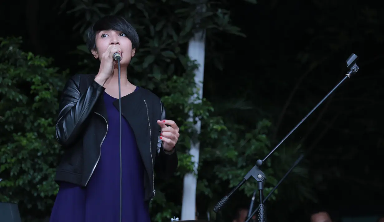 Konser spontanitas dibuka dengan lagu rohani Tangan Tuhan Yang Pegang. Lagu itu dibawakan Lea Simanjutak yang didedikasikan pada sosok Mike. (Adrian Putra/Bintang.com)