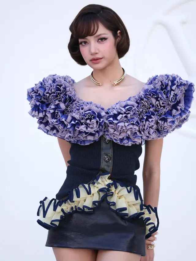 Lisa BLACKPINK Tampil Elegan dengan Gaya Vintage di Louis Vuitton Spring/Summer 2027 Paris Fashion Week