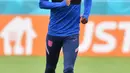 Penyerang Inggris, Marcus Rashford membawa bola saat mengikuti sesi latihan di Tottenham Hotspur training di London (21/6/2021). Inggris akan bertanding melawan Republik Ceko pada grup D Euro 2020 di Stadion Wembley. (AFP/Justin Tallis)