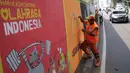 Petugas PSSU menyelesaikan mural bertema Asian Games di kawasan Tanjung Barat, Jakarta, Kamis (31/5). Mural itu dibuat untuk sosialisasi sekaligus bentuk dukungan terhadap perhelatan Asian Games pada Agustus 2018 mendatang. (Liputan6.com/Faizal Fanani)