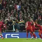 Gelandang Liverpool, Jordan Henderson berselebrasi dengan rekan satu timnya setelah pemain Villarreal Pervis Estupinan mencetak gol bunuh diri pada pertandingan leg pertama semifinal Liga Champions di stadion Anfield di Liverpool, Inggris, Kamis (28/4/2022). Liverpool menang atas Villarreal 2-0. (Peter Byrne/PA via AP)