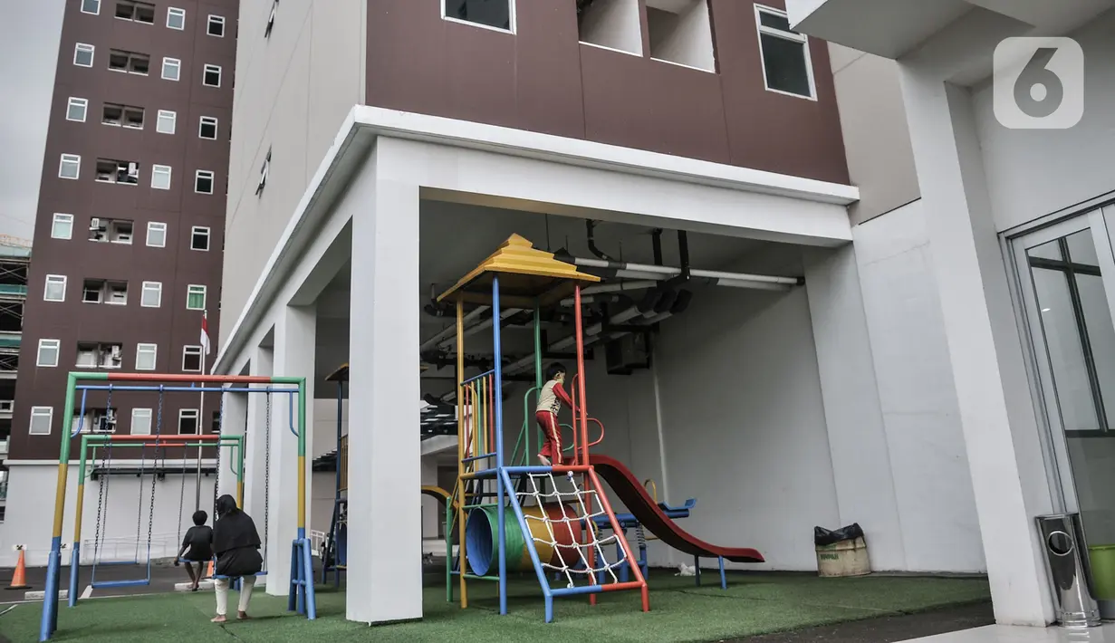 Anak-anak bermain di Menara Samawa, Pondok Kelapa, Jakarta Timur, Selasa (27/10/2020). Program hunian vertikal dengan DP 0 rupiah Pemprov DKI tersebut mulai diminati warga Jakarta dan telah dihuni lebih dari 50 persen. (merdeka.com/Iqbal S. Nugroho)