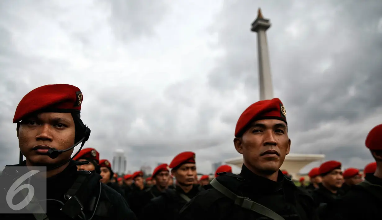 Pasukan bersiap saat Apel Gelar Pasukan Pengamanan KTT OKI ke-5 di Silang Monas, Jakarta Pusat, Selasa (1/3). Dalam Apel Gelar Pasukan Pengamanan KTT OKI ke-5, pengerahan pasukan TNI sebanyak 10.150 ribu personil. (Liputan6.com/Faizal Fanani)