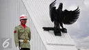 Petugas TNI saat berjaga di Taman Makam Pahlawan Kalibata, Jakarta, Senin (10/8/2015). Ratusan veteran yang tergabung LVRI melakukan ziarah dan doa bersama dalam rangka menyambut Hari Veteran Nasional pada 11 Agustus besok. (Liputan6.com/Yoppy Renato)