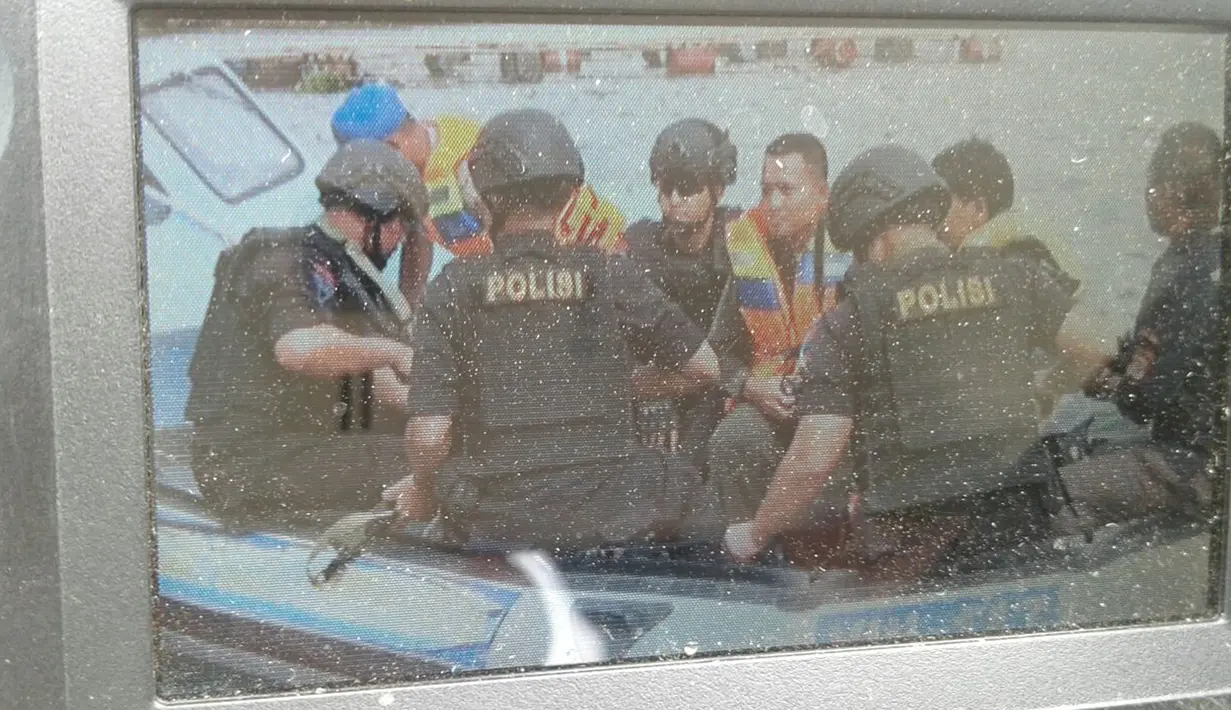 Tim Densus 88 usai menggerebek rumah terapung terduga teroris di Waduk Jatiluhur, Purwakarta, Jawa Barat, Minggu (25/12). Terjadi baku tembak yang menewaskan 2 terduga teroris. (Foto: Istimewa)