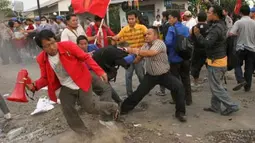 Aparat terlibat bentrok dengan demonstran saat membubarkan blokir jalur KA yang dilakukan oleh demonstran di Pintu perlintasan KA Stasiun Purwokerto, Banyumas, Jateng, Jumat (30/3). Mereka menolak rencana kenaikan BBM yang akan dilakukan pemerintah dengan cara memblokir jalur KA tersebut. (Antara)