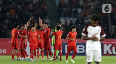 Sejumlah pemain Persija sesaat sebelum melakoni laga perdana BRI Liga 1 Indonesia 2023/2024 melawan PSM Makassar di Stadion Utama Gelora Bung Karno, Jakarta, Senin (3/7/2023). (Liputan6.com/Helmi Fithriansyah)