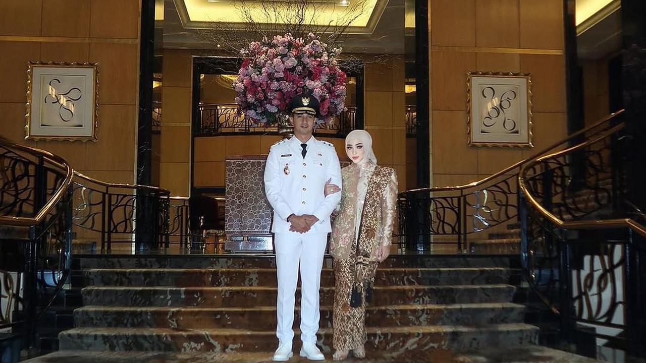 Potret Margin Wieheerm Tampil Anggun Berkebaya Dampingi Ali Syakieb saat Pelantikan Wakil Bupati Bandung