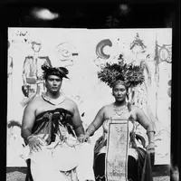 Tidak sekadar sesi foto biasa, konsep yang diusung terasa istimewa karena menggunakan kamera kayu kuno dari tahun 1880. [@tarabasro].