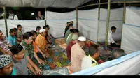 Jokowi Jadi Imam Saat Korban Lombok Salat Magrib (Foto: Facebook Jokowi)