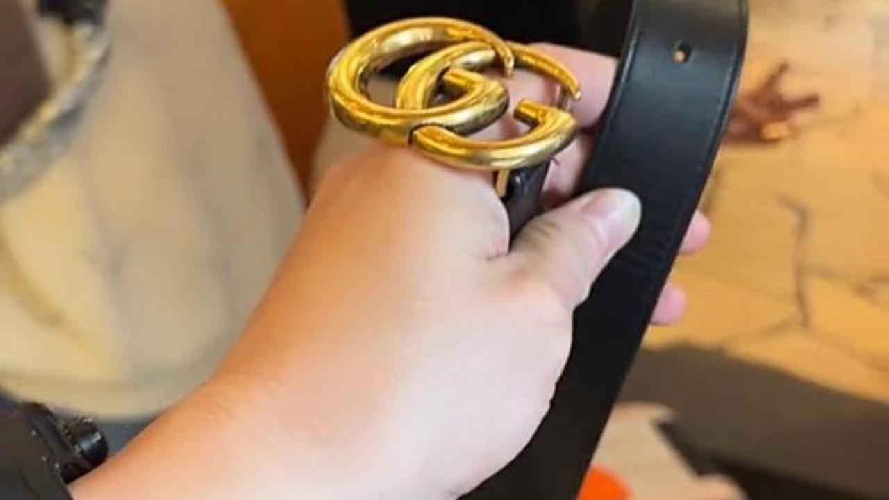 8 Foto Fuji Yang Hampir Kehilangan Ikat Pinggang Gucci Seharga Rp 5 Juta di Eropa!