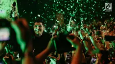 Senyum vokalis The Script, Danny O'Donoghue dalam konser bertajuk 'Freedom Child Tour' di Jakarta, Selasa (10/4). Aksi panggung The Script mampu menghipnotis ribuan fansnya. (Liputan6.com/Faizal Fanani)