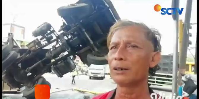 VIDEO: Rem Blong, Truk Kontainer Tabrak Minibus di Pandaan