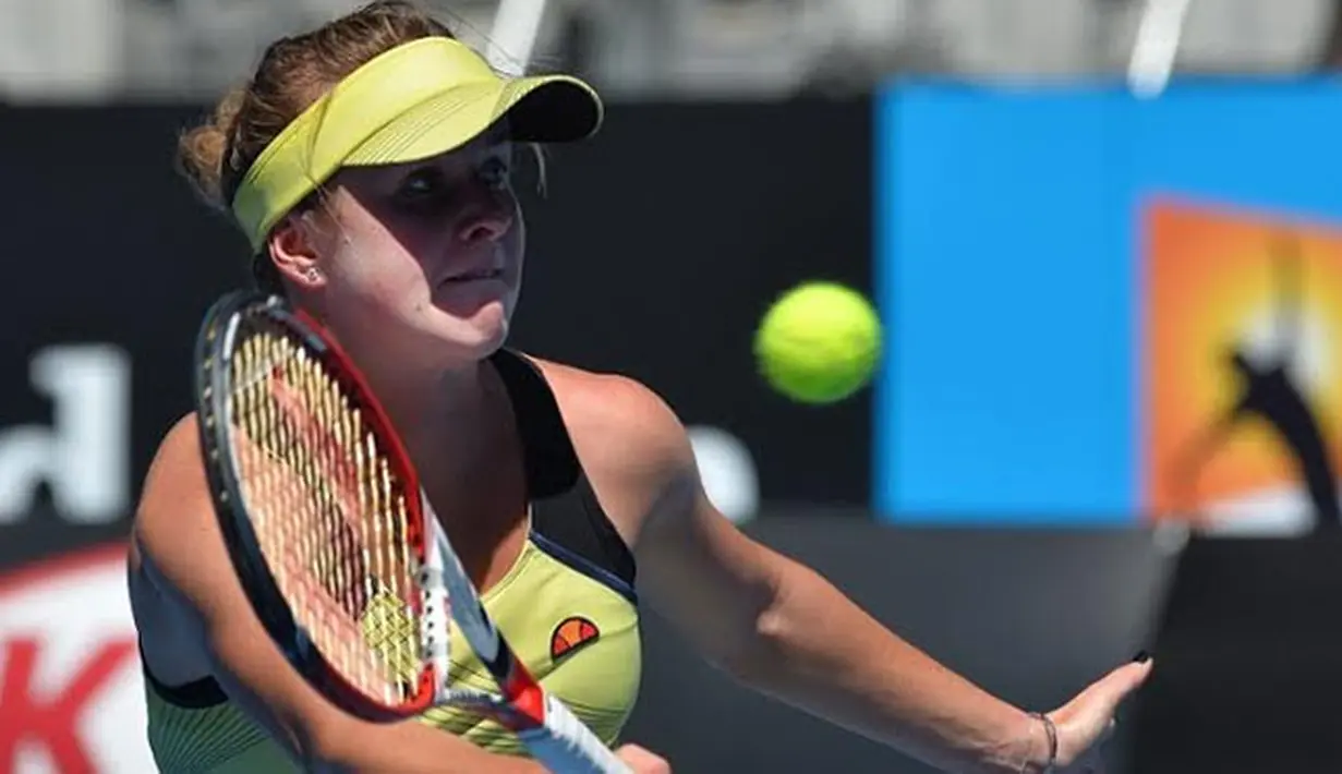 Meski harus berlapis pelindung matahari untuk menghindari teriknya matahari, petenis Ukraina,Elina Svitolina tetap memberikan penampilan yang memukau saat bertemu petenis tuan rumah, Olivia Rogowska (AFP Photo/ Paul Crock)