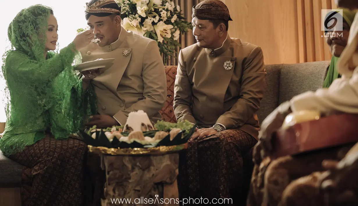 Ibu dari calon pengantin laki-laki, Bobby Nasution menyuapi usai prosesi siraman di Hotel Alila, Solo, Selasa (7/11). Prosesi siraman ini digelar secara adat Jawa. (Liputan6.com/Pool/All Seasons Photo)