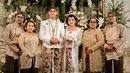 Pernikahan digelar dengan nuansa adat Jawa yang begitu kental, mulai dari venue wedding hingga busana pengantin yang dikenakan. [Foto: IG/djanjisoetji.photography]