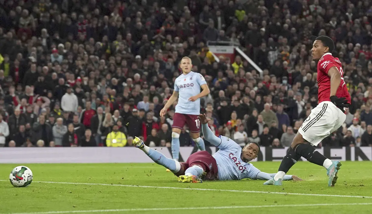 Anthony Martial sukses membayar kepercayaan Erik Ten Hag dengan menyumbang satu gol. Pemain asal Prancis ini tampil apik dan beberapa kali merepotkan lini belakang Aston Villa. (AP/Dave Thompson)