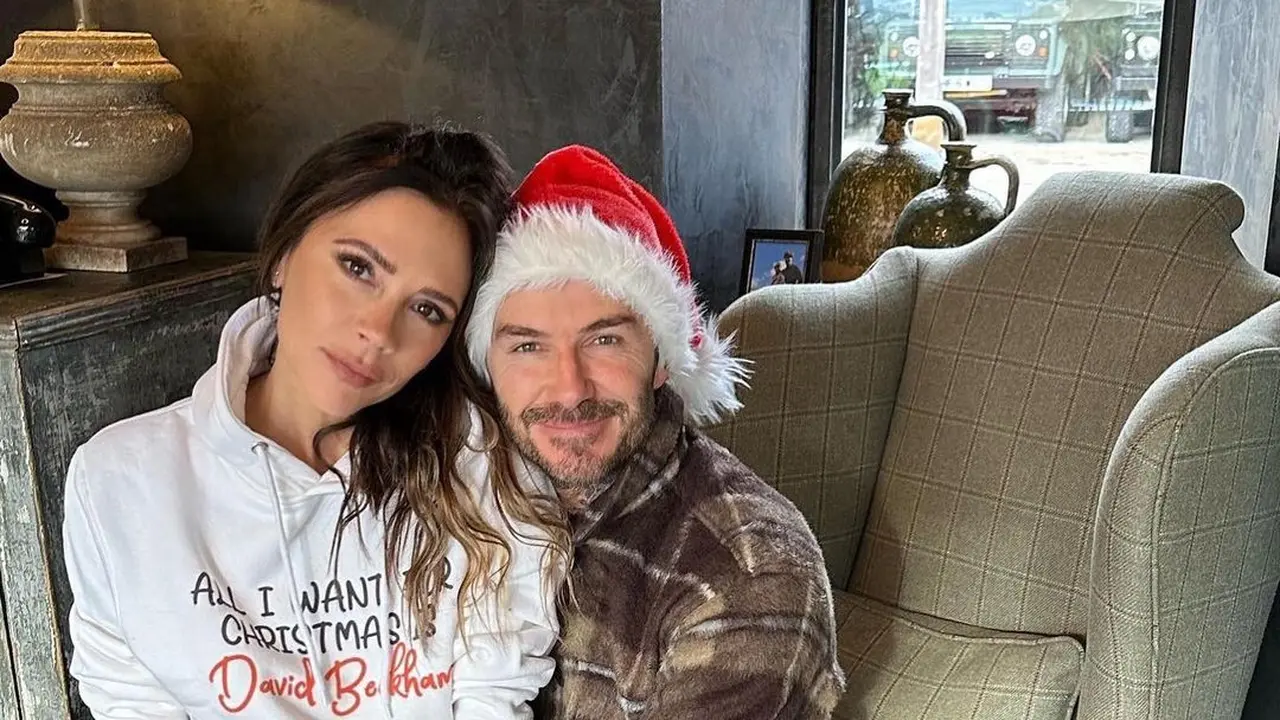 Potret Mesra Victoria Beckham dan David Beckham Rayakan Natal 2022, Tulisan di Depan Hoodie Bikin Salfok