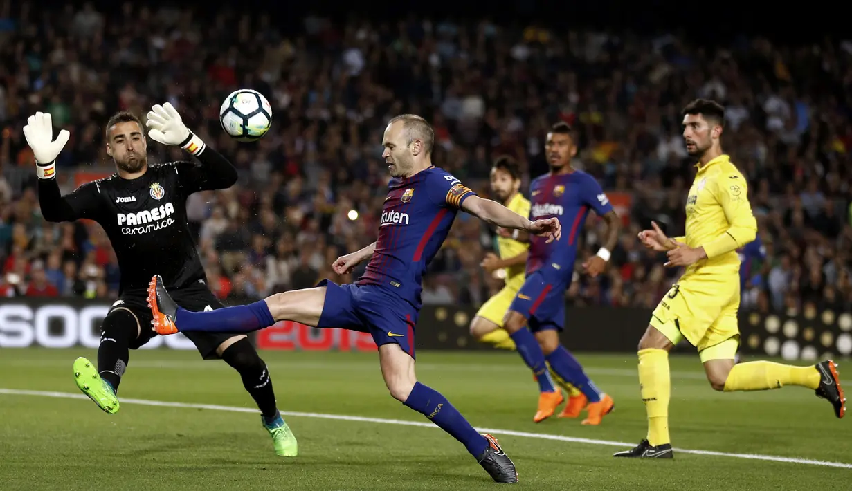 Aksi pemain FC Barcelona, Andres Iniesta mengecoh kiper Villareal pada laga La Liga Santander di Camp Nou stadium, Barcelona, (9/5/2018). Barcelona menang telak 5-1. (AP/Manu Fernandez)