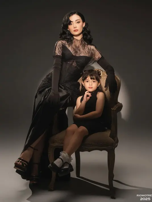 Dipulas MUA Rama Jee, Asmirandah tampil dengan old hollywood makeup look yang lebih soft. Bukan dengan lipstik merah yang ikonik, melainkan lipstik cokelat [@riomotret]