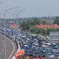 Ribuan kendaraan terjebak kemacetan di pintu tol Brebes Timur, Jawa Tengah, Minggu (3/7). Seluruh 8 gardu tol di pintu keluar Brebes Timur pun dioperasikan dan diperkiran puncak arus mudik pada hari hari ini. (Liputan6.com/Angga Yuniar)